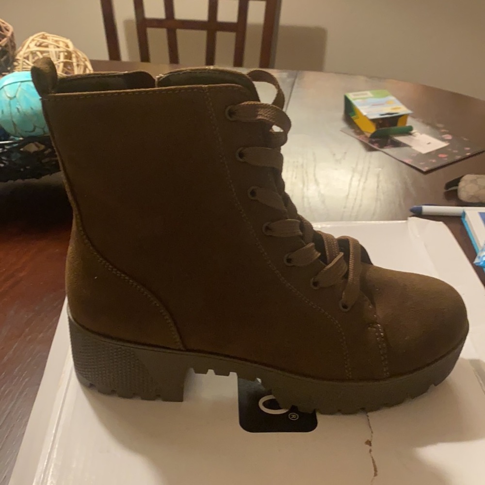 Boots - Picture 3 of 3